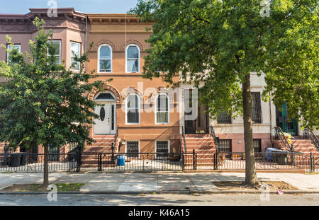 Eine Reihe von bunten Ziegelstein Wohnhäuser auf st. John Platz in der Krone Höhen Nachbarschaft von Brooklyn, New York Stockfoto