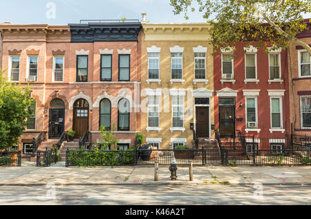 Eine Reihe von bunten Ziegelstein Wohnhäuser auf st. John placein die Krone Höhen Nachbarschaft von Brooklyn, New York Stockfoto