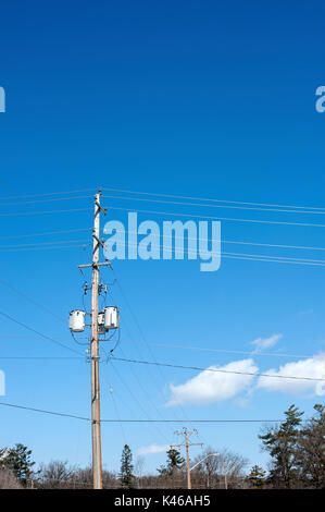 Utility Pole mit Transformatoren und eine Reihe von Drähten. Stockfoto