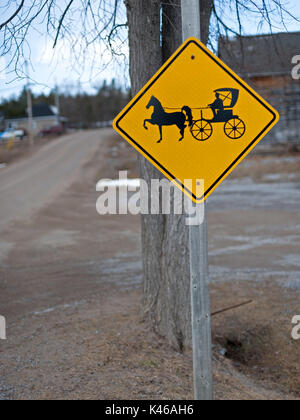 Amish Pferd und Buggy Schild Stockfoto