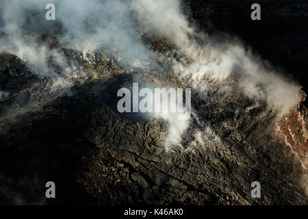 Luftaufnahme des Rauchens Caldera von einem aktiven Vulkan auf Hawaii Stockfoto