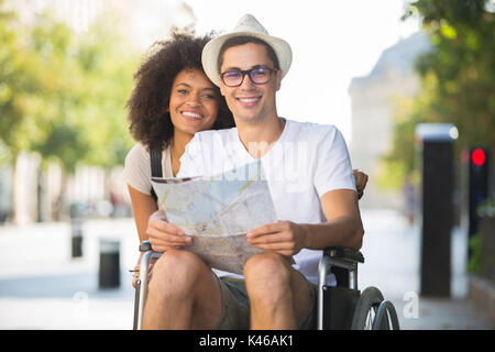 Behinderte Menschen im Rollstuhl und Freundin auf Urlaub Stockfoto