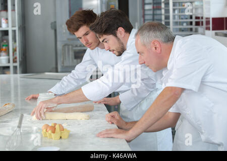 Ausbilder in der Bäckerei lehre Auszubildende Stockfoto