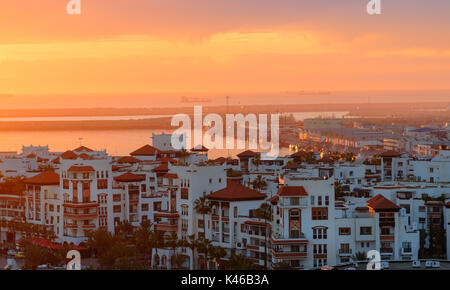 Blick auf die Marina in Agadir Stadt bei Sonnenuntergang, Marokko Stockfoto