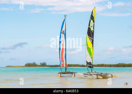 Zwei Katamarane mit hellen Segel hochgezogen und gebunden an einem einsamen Strand auf der Cayo Coco Kuba. Stockfoto