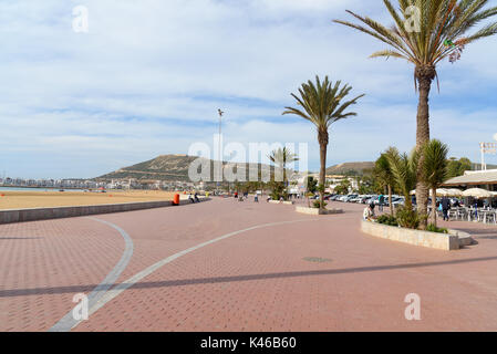 Agadir. Marokko - Dezember 23, 2016: Strandpromenade in Agadir Stadt. Der Berg trägt die Inschrift in Arabisch: Gott, Vaterland, König Stockfoto