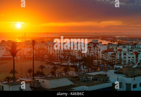 Agadir, Marokko - Dezember 24, 2016: Blick auf die Marina in Agadir Stadt bei Sonnenuntergang Stockfoto