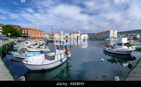 Izola, Slowenien, 17. April 2017: 44 mp großes Panorama von izola alten Fischerhafen mit traditionellen Fischerbooten und mittelalterliche Altstadt Zentrum in Backgr Stockfoto