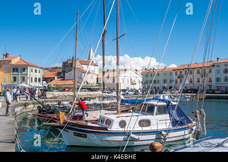 Izola, Slowenien, 17. April 2017: 44 mp großes Panorama von izola alten Fischerhafen mit traditionellen Fischerbooten und mittelalterliche Altstadt Zentrum in Backgr Stockfoto