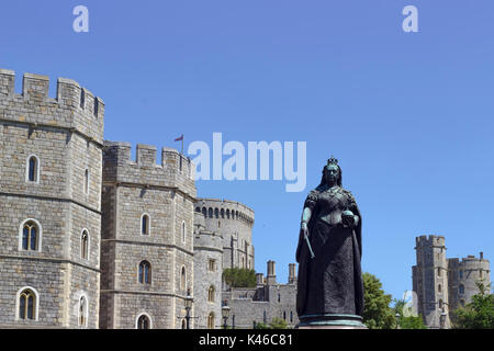 Windsor, Großbritannien - 26 Mai 2017: Die Statue von Queen Victoria vor Windsor Castle an einem sonnigen Tag. Stockfoto