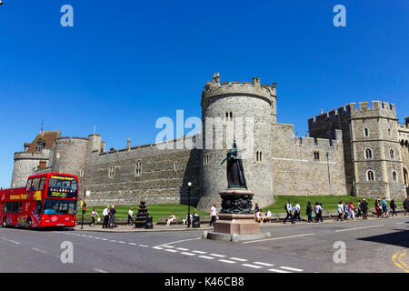 Windsor, Großbritannien - 26 Mai 2017: Die Statue von Queen Victoria vor Windsor Castle an einem sonnigen Tag. Stockfoto