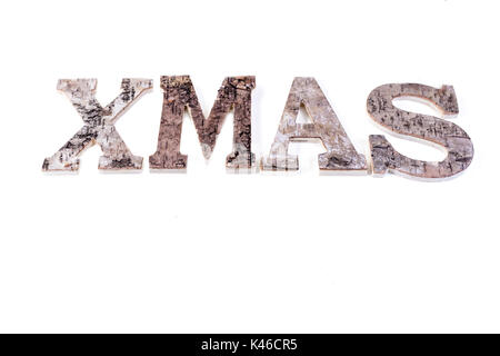 Birkenrinde Buchstaben, die das Wort Weihnachten auf Weiß isoliert Stockfoto