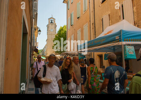 Eine typische besetzt outdoor Street Market in der Provence in der Drome Region in Frankreich an einem heißen Sommertag Stockfoto