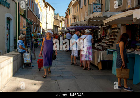 Eine typische besetzt outdoor Street Market in der Provence Drome Region in Frankreich an einem heißen Sommertag Stockfoto