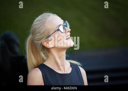 Close up Portrait von bespactacled gerne reife Frau. Stockfoto