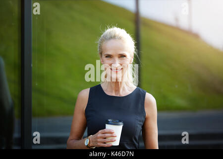Vorderen zentralen Portrait von glücklichen Frau mit Tasse Kaffee. Stockfoto