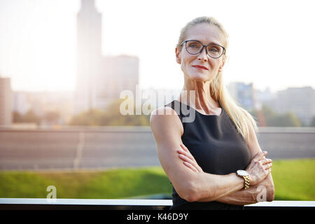 Close up Portrait von sehr selbstbewusste Geschäftsfrau mit Skyline im Hintergrund. Stockfoto