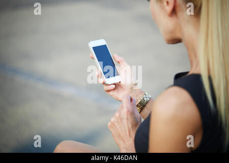 Portrait von unkenntlich Frau mit Smartphone. Stockfoto