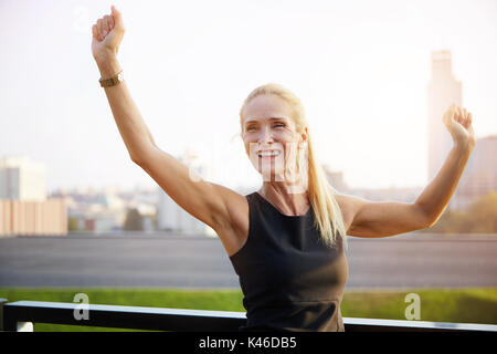 Portrait von sehr glücklich, Geschäftsfrau, Hände in Sieg Geste. Stockfoto