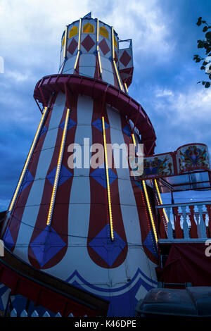 Traditionelle Messegelände Helter Skelter Spiralrutsche, Großbritannien Stockfoto