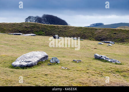 Derbyshire, Großbritannien 8. März: Gewitterwolken Rollen in über Arbor niedrige Stone Circle auf eine veränderbare Feder am 8. März 2015 im Peak District Stockfoto