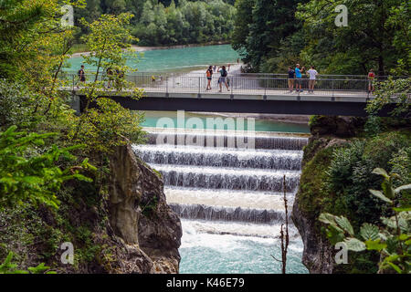 Lechfall Brücke und Gorge Füssen, Bayern, Deutschland, Teil der Romantischen Straße mit Touristen Stockfoto