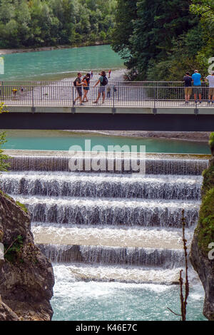 Lechfall Brücke und Gorge Füssen, Bayern, Deutschland, Teil der Romantischen Straße mit Touristen Stockfoto