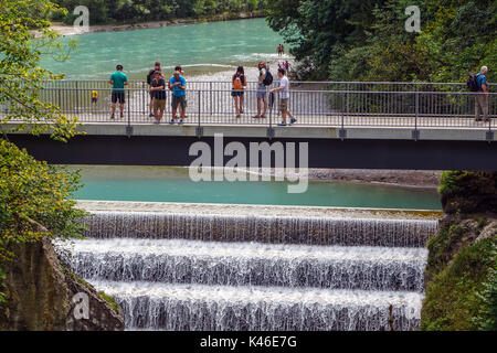 Lechfall Brücke und Gorge Füssen, Bayern, Deutschland, Teil der Romantischen Straße mit Touristen Stockfoto