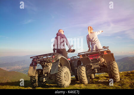 Paar Geländefahrten mit Quad oder ATV Stockfoto