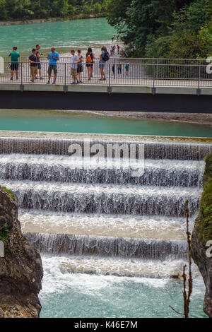 Lechfall Brücke und Gorge Füssen, Bayern, Deutschland, Teil der Romantischen Straße mit Touristen Stockfoto