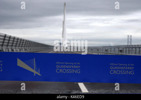 Eine allgemeine Ansicht der Queensferry Kreuzung vor der offiziellen Eröffnung der neuen Brücke über den Firth von weiter. Die neue Brücke ist der weltweit längsten drei Tower Kabel - bleiben Sie Brücke. Stockfoto