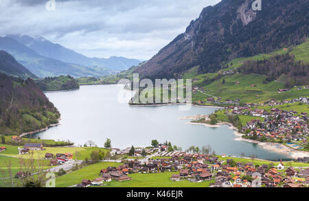 Ländliche Schweizer Landschaft. Lungern Dorf im Frühling Stockfoto