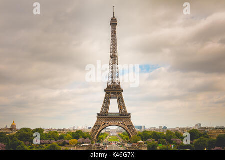 PARIS, Frankreich, 08.Mai 2017: Plan der Eiffelturm in Paris, Frankreich in schlechtem Wetter Stockfoto