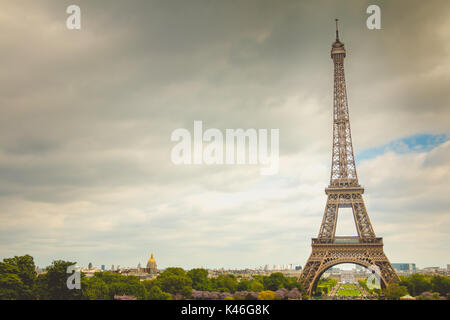 PARIS, Frankreich, 08.Mai 2017: Plan der Eiffelturm in Paris, Frankreich in schlechtem Wetter Stockfoto