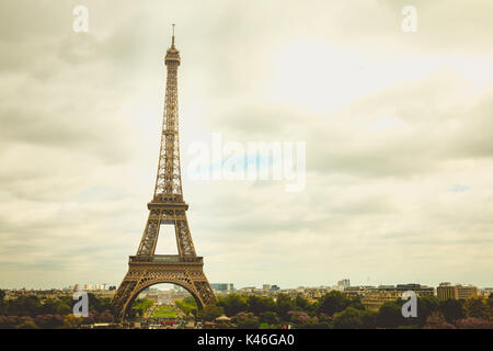 PARIS, Frankreich, 08.Mai 2017: Plan der Eiffelturm in Paris, Frankreich in schlechtem Wetter Stockfoto