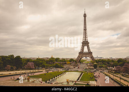 PARIS, Frankreich, 08.Mai 2017: Plan der Eiffelturm in Paris, Frankreich in schlechtem Wetter Stockfoto