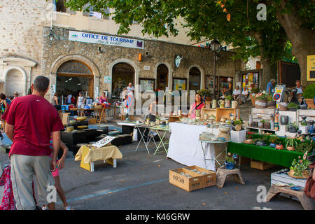 Eine typische besetzt outdoor Street Market in der Provence Drome Region in Frankreich an einem heißen Sommertag Stockfoto