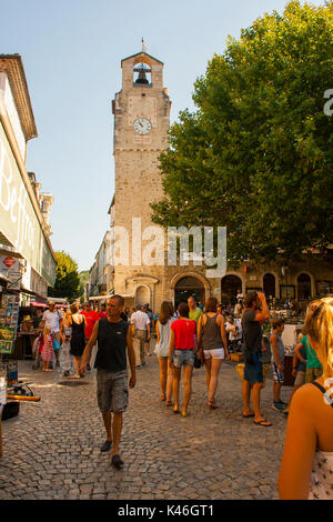 Eine typische besetzt outdoor Street Market in der Provence in der Drome Region in Frankreich an einem heißen Sommertag Stockfoto