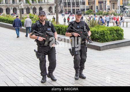 Zwei männliche bewaffnete Polizei offcers Patrol Nottingham's Old Market Square Stockfoto