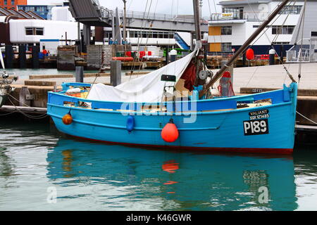 Gaffel verzurrte Fischerboot Valiant, jetzt komplett restauriert, nachdem sie in den Solent von einem Katamaran versenkt. Stockfoto