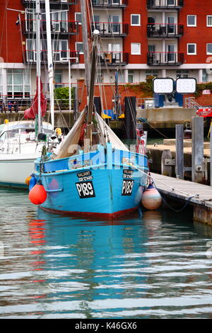 Gaffel verzurrte Fischerboot Valiant, jetzt komplett restauriert, nachdem sie in den Solent von einem Katamaran versenkt. Stockfoto