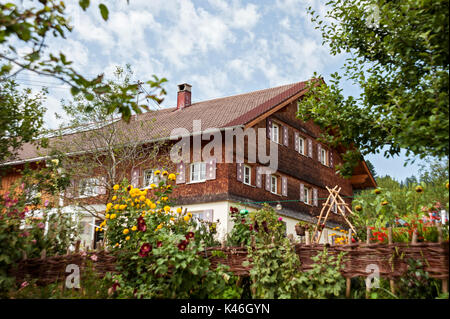 Traditionelles Bauernhaus aus dem Allgäu, Bayern, Deutschland Stockfoto