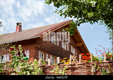 Traditionelles Bauernhaus aus dem Allgäu, Bayern, Deutschland Stockfoto