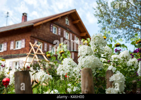 Traditionelles Bauernhaus aus dem Allgäu, Bayern, Deutschland Stockfoto