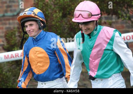 Top Jockey Ryan Moore macht eine seltene Erscheinung in seiner lokalen Anschluss Brighton, East Sussex. Stockfoto