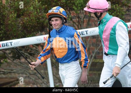 Top Jockey Ryan Moore macht eine seltene Erscheinung in seiner lokalen Anschluss Brighton, East Sussex. Stockfoto