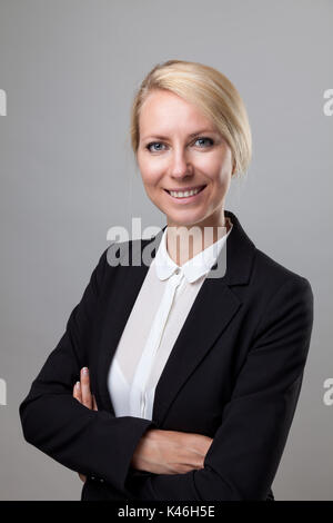 Junge und glückliche Business woman in Anzug Stockfoto