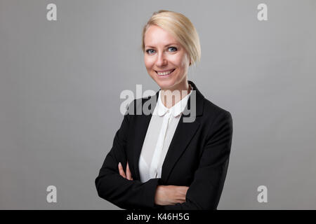 Junge und glückliche Business woman in Anzug Stockfoto