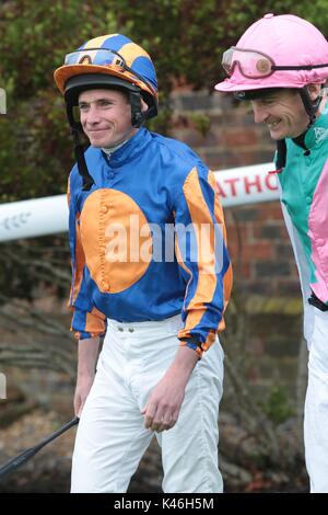 Top Jockey Ryan Moore macht eine seltene Erscheinung in seiner lokalen Anschluss Brighton, East Sussex. Stockfoto