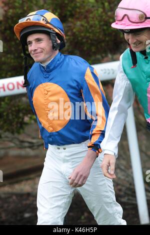 Top Jockey Ryan Moore macht eine seltene Erscheinung in seiner lokalen Anschluss Brighton, East Sussex. Stockfoto